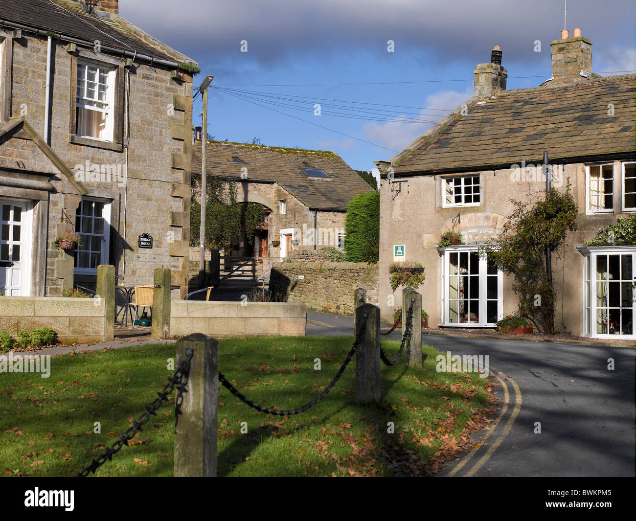Häuser Ferienhäuser in Burnsall Dorf im Herbst Lower Wharfedale North Yorkshire Dales England Vereinigtes Königreich GB Großbritannien Stockfoto