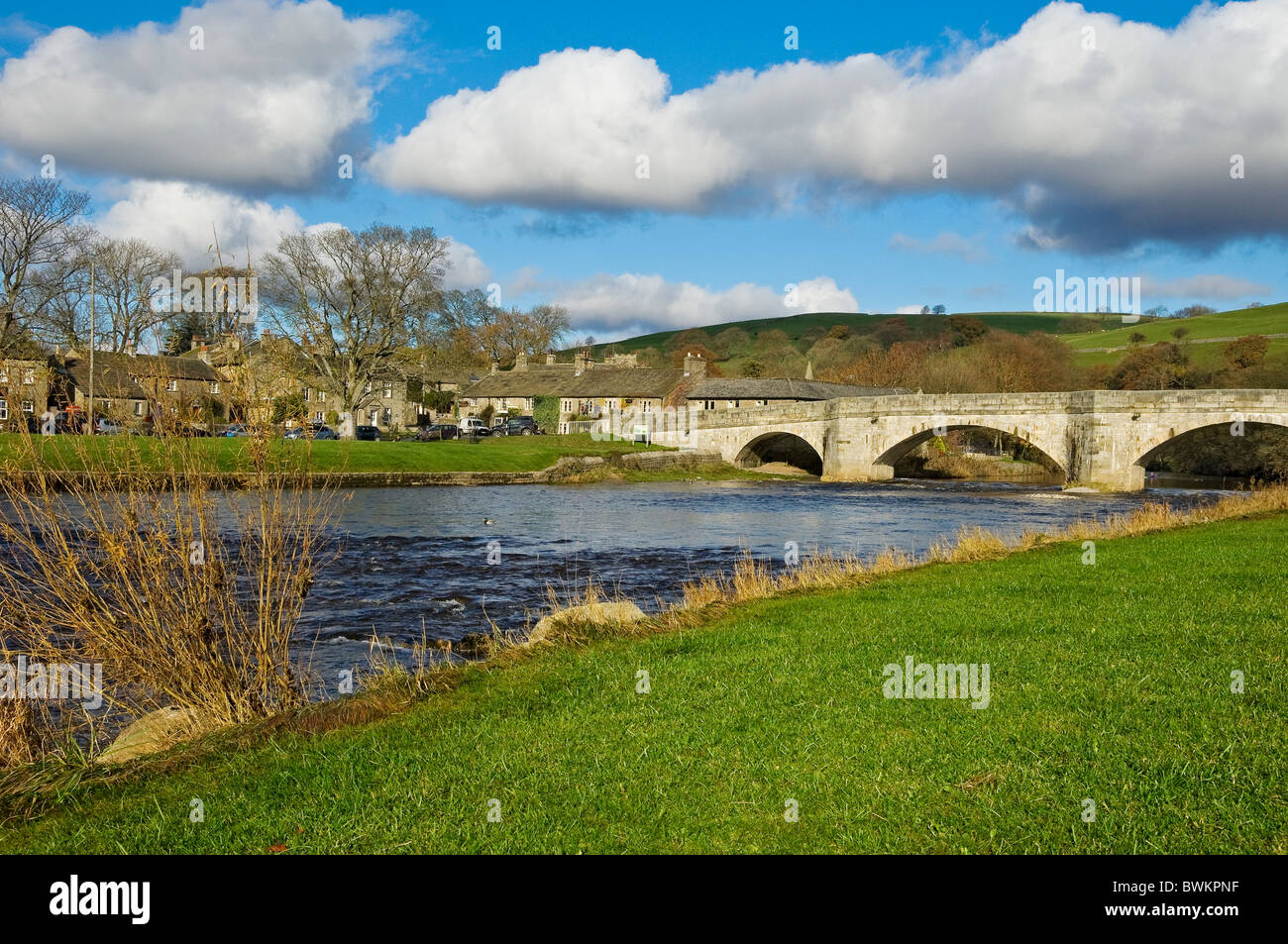 Burnsall und River Wharfe im Herbst Winter Lower Wharfedale North Yorkshire Dales National Park England Vereinigtes Königreich GB Großbritannien Stockfoto