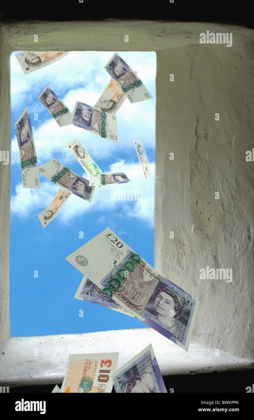 Geld aus dem Fenster fliegen Stockfoto