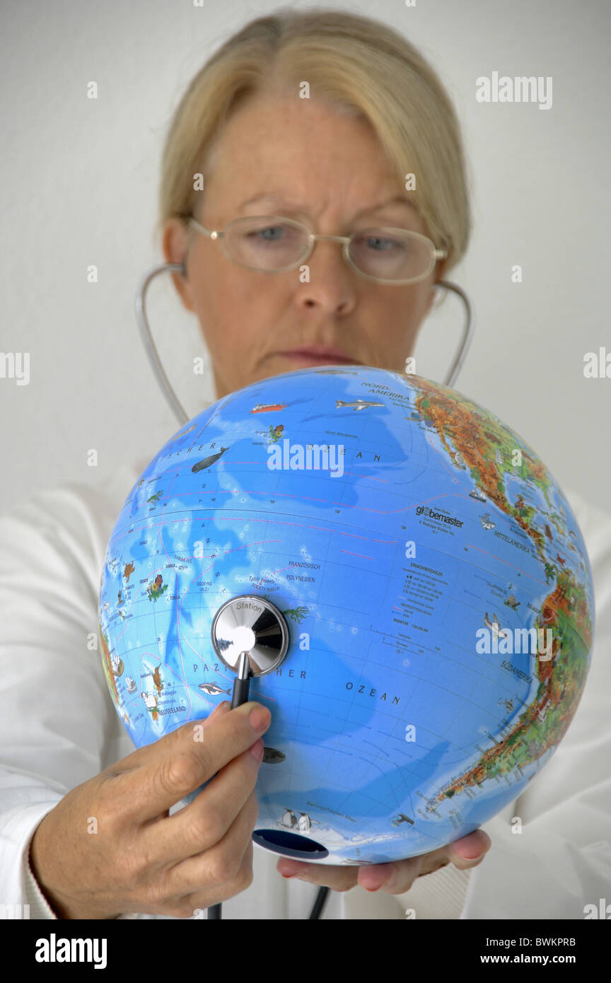 Umwelt Problem Symbol Erde Globus Globe Entwurf planen Frau Doktor Untersuchung krank krank Stethoskop mich Stockfoto