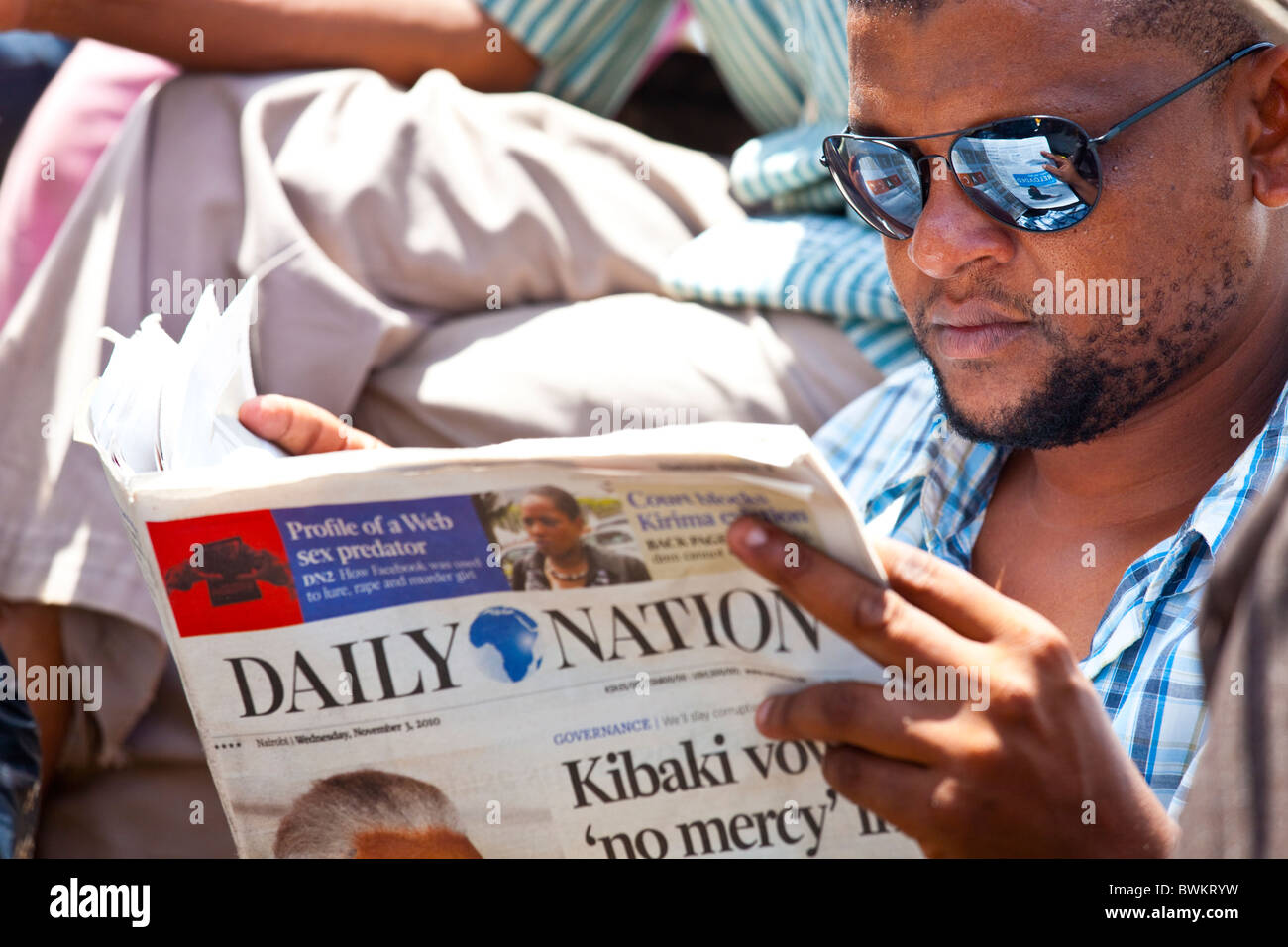 Mann liest die Zeitung Daily Nation, Nairobi, Kenia Stockfoto