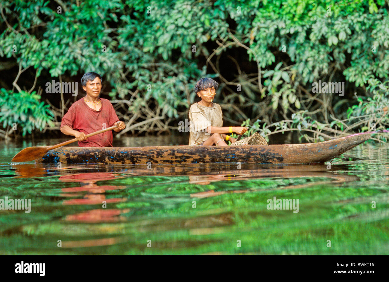 Venezuela Südamerika Yanomami Ironavi Stamm Ureinwohner Indianer Indios Native Eingeborenen Kanu Cano Stockfoto