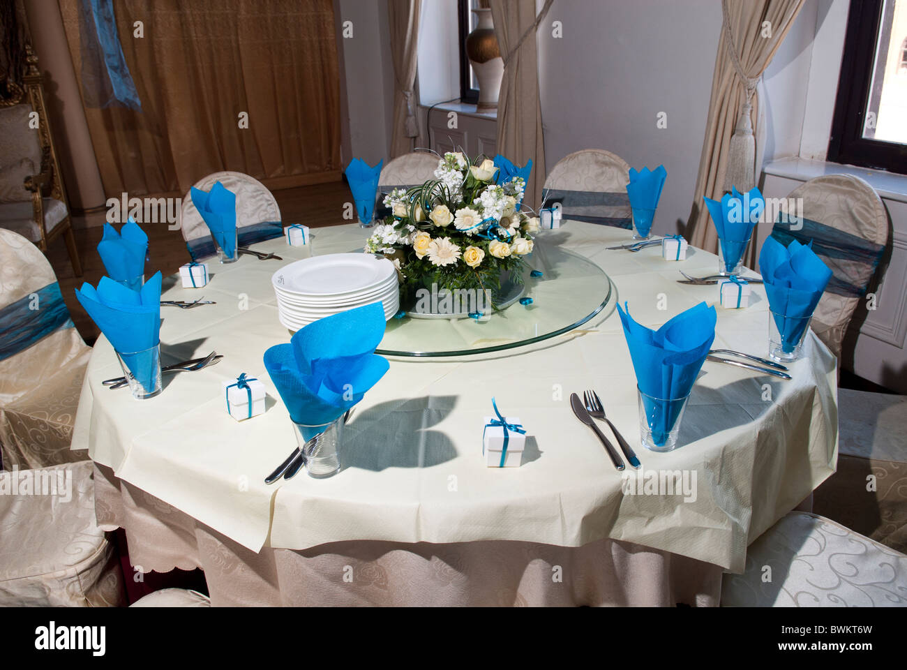 Tisch mit Blumen in ein Hochzeitssaal Stockfoto