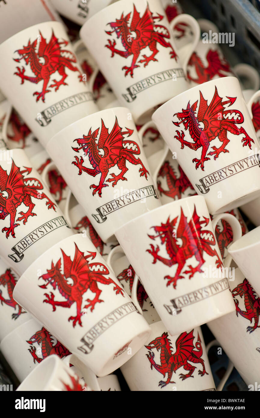 Wales Walisisch Souvenir Tassen für den Verkauf auf einem Marktstand Stockfoto