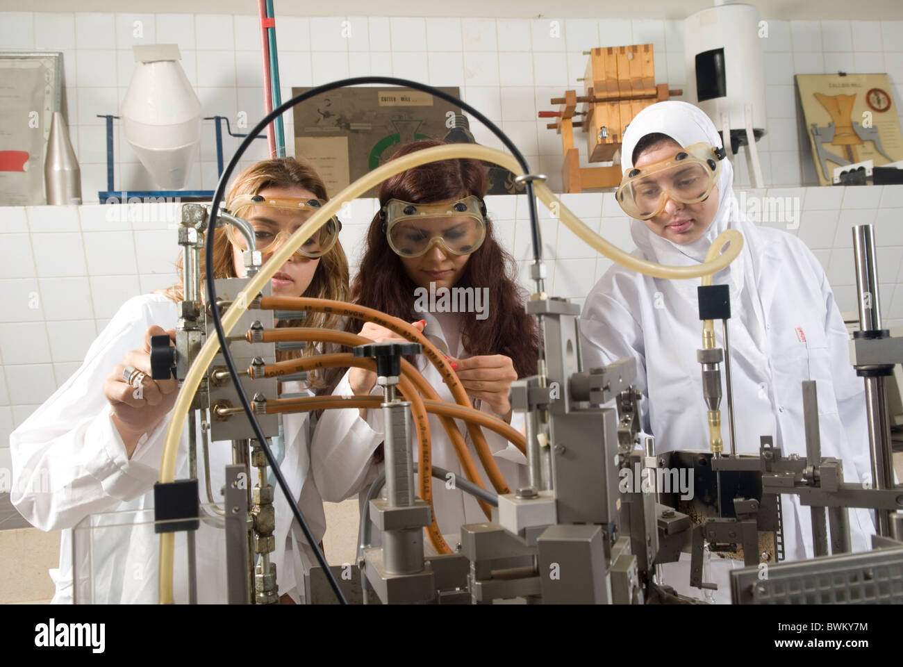 Muslimische Studentinnen im Inneren des Labors von Beirut arabische Universität Libanon Nahost Stockfoto