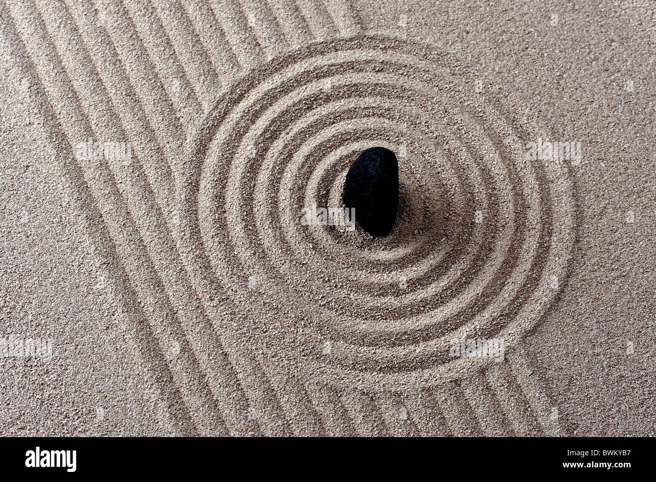 geharkt Sand - Zen Steingarten - Japan Zen Geist inspiriert Anordnung Stockfoto