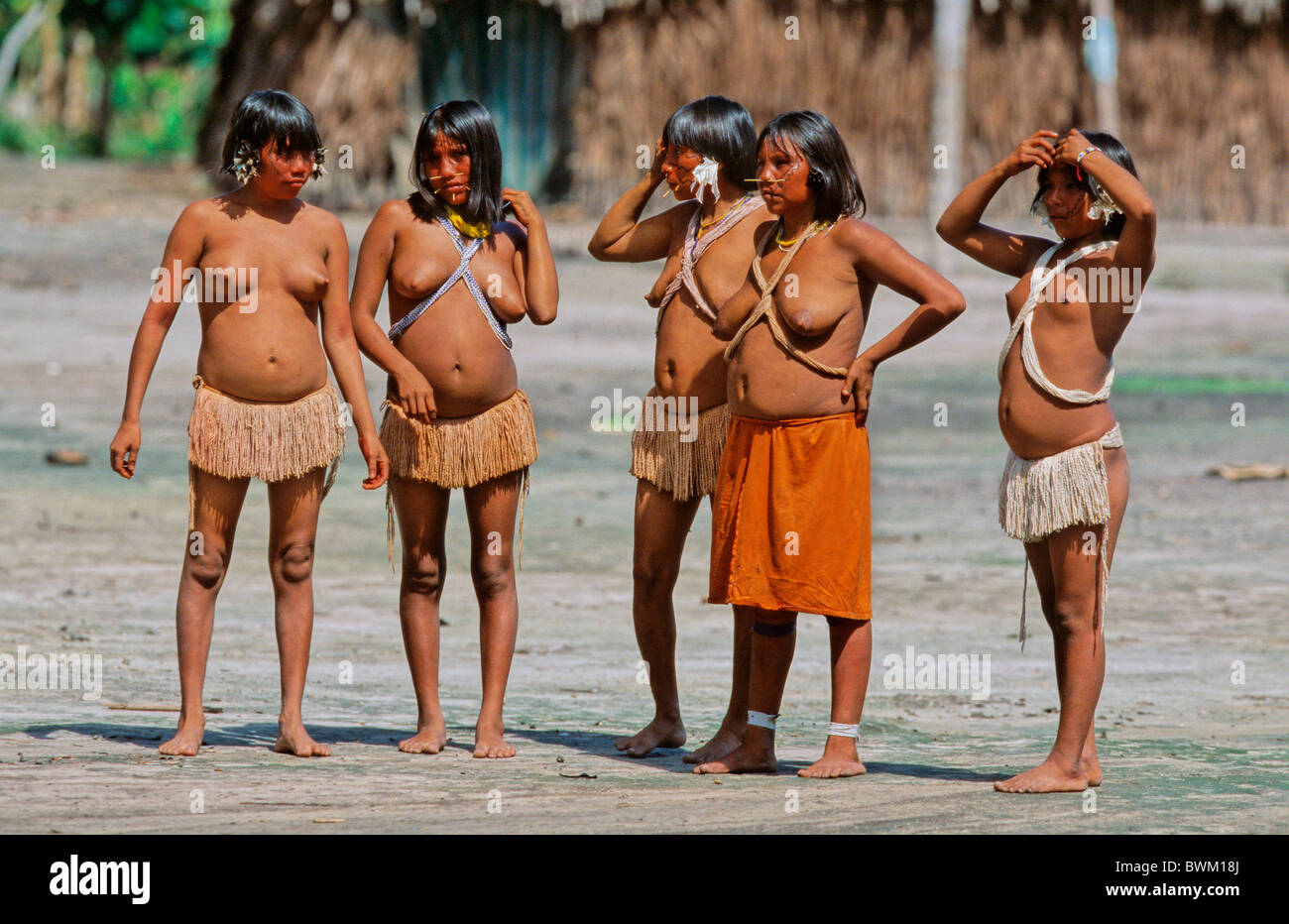 Venezuela Südamerika Indios Yanomami Ironavi Stamm Ureinwohner Indianer Native Eingeborenen Frauen Frau B Stockfoto