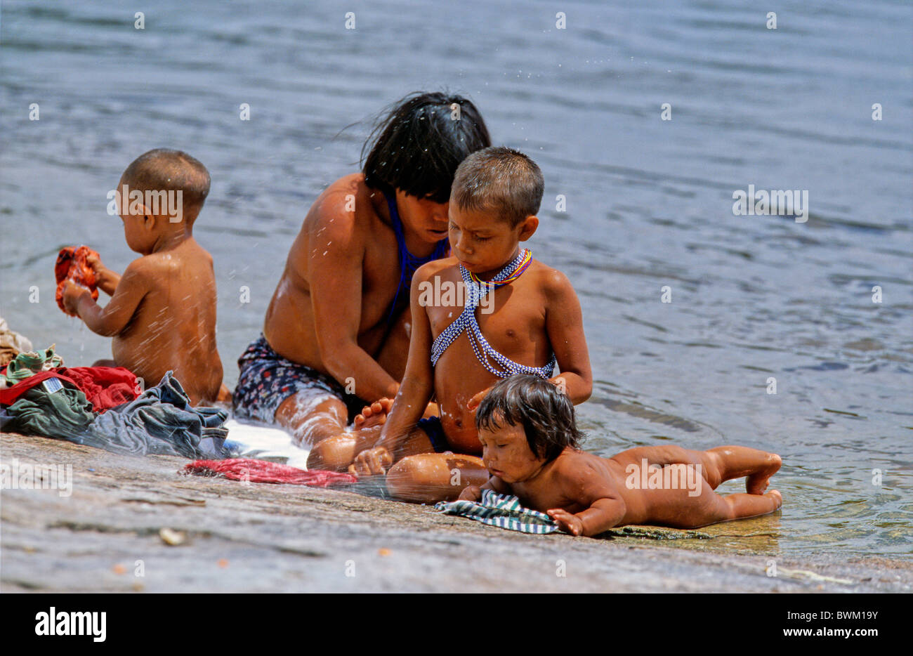 Venezuela Südamerika Indios Yanomami Ironavi Stamm Ureinwohner Indianer Native Eingeborenen waschen Ufer Stockfoto
