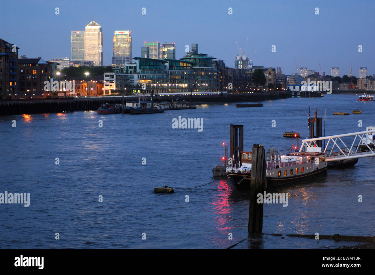 UK-London-Themse Blick auf Docklands Großbritannien Europa England in der Abenddämmerung Schiff Skyline Stadt Stockfoto