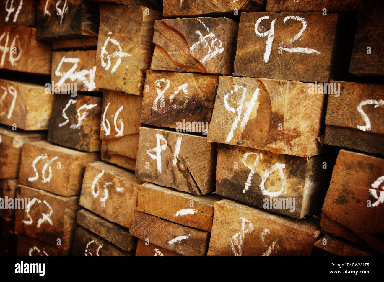 Stücke von Bauholz sind mit fortlaufenden Nummern Raubüberfälle auf dem Holzmarkt in Tema, Ghana am Dienstag Mai erkennen gekennzeichnet. Stockfoto