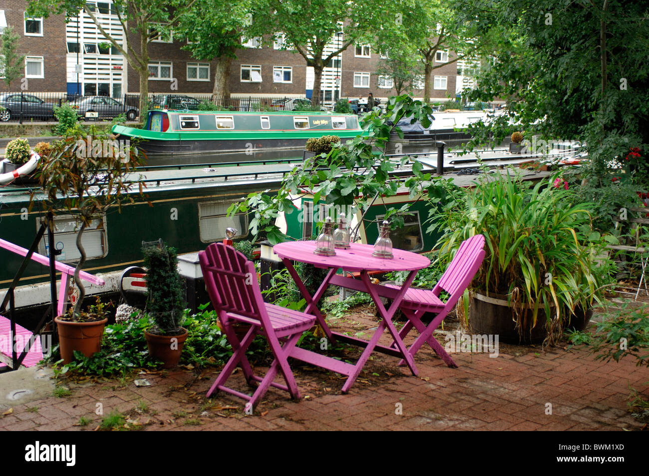 UK London Grand Union Canal Little Venice Großbritannien Europa England Stühle Tisch Boote Terrasse grünen na Stockfoto