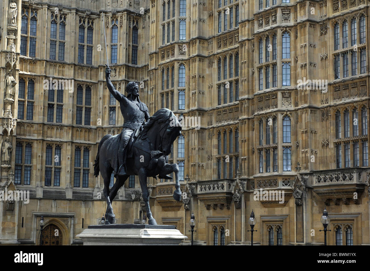 UK London Richard Lionheart Statue am Parlament Westminster Großbritannien Europa England Pferdeskulptur ein Stockfoto