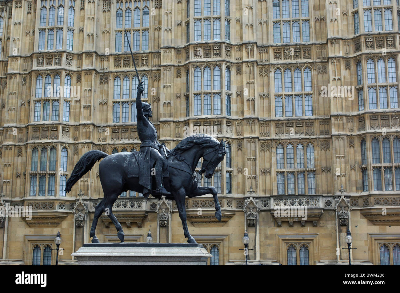 UK London Richard Lionheart Statue am Parlament Westminster Großbritannien Europa England Pferdeskulptur ein Stockfoto