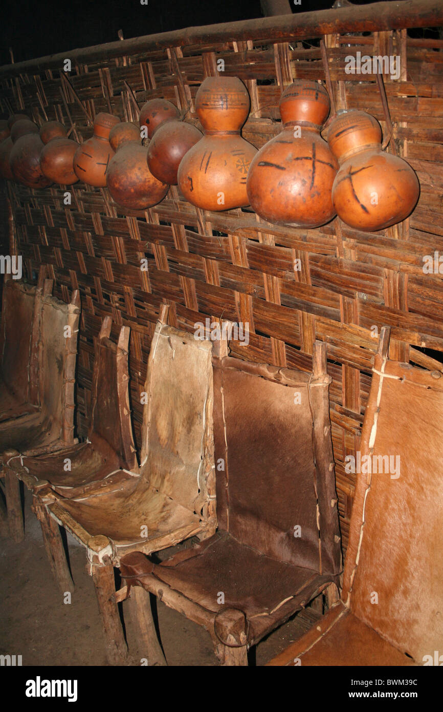 Innenraum einer Dorze Stamm Bienenstock Hütte Haut Stühle und traditionelle Kürbisse zeigen. Aufgenommen In Chencha, Äthiopien Stockfoto