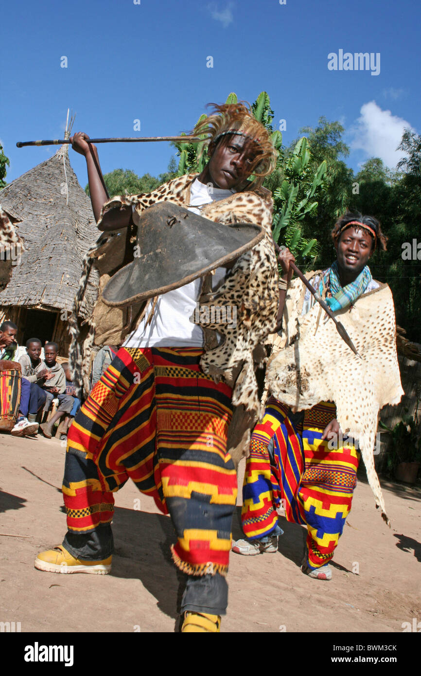 Traditionelle Dorze Stamm tanzen im Chencha, Omo-Tal, Äthiopien Stockfoto