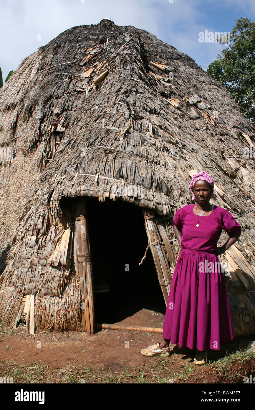 Dorze Frau stand neben ihrem Bienenstock Hütte genommen In Chencha, Omo-Tal, Äthiopien Stockfoto