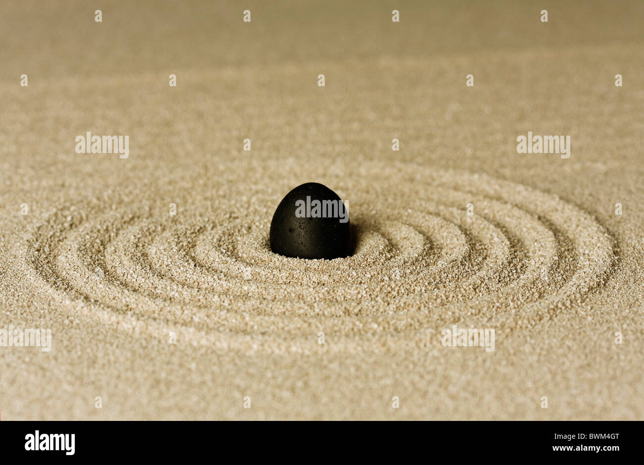 geharkt Sand - Zen Steingarten - Japan Zen Geist inspiriert Anordnung Stockfoto