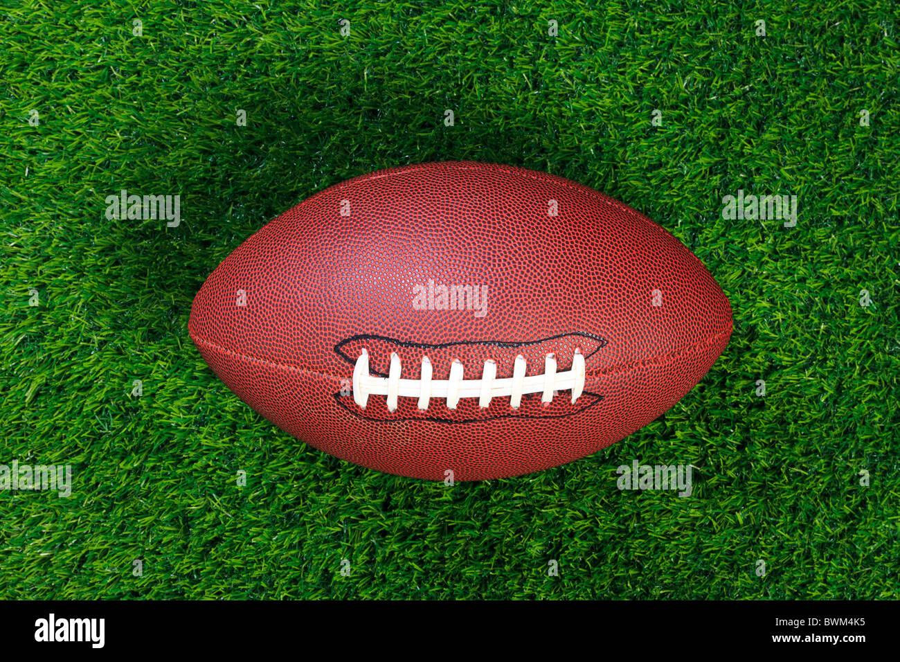 Ein American Football auf dem Rasen Stockfoto