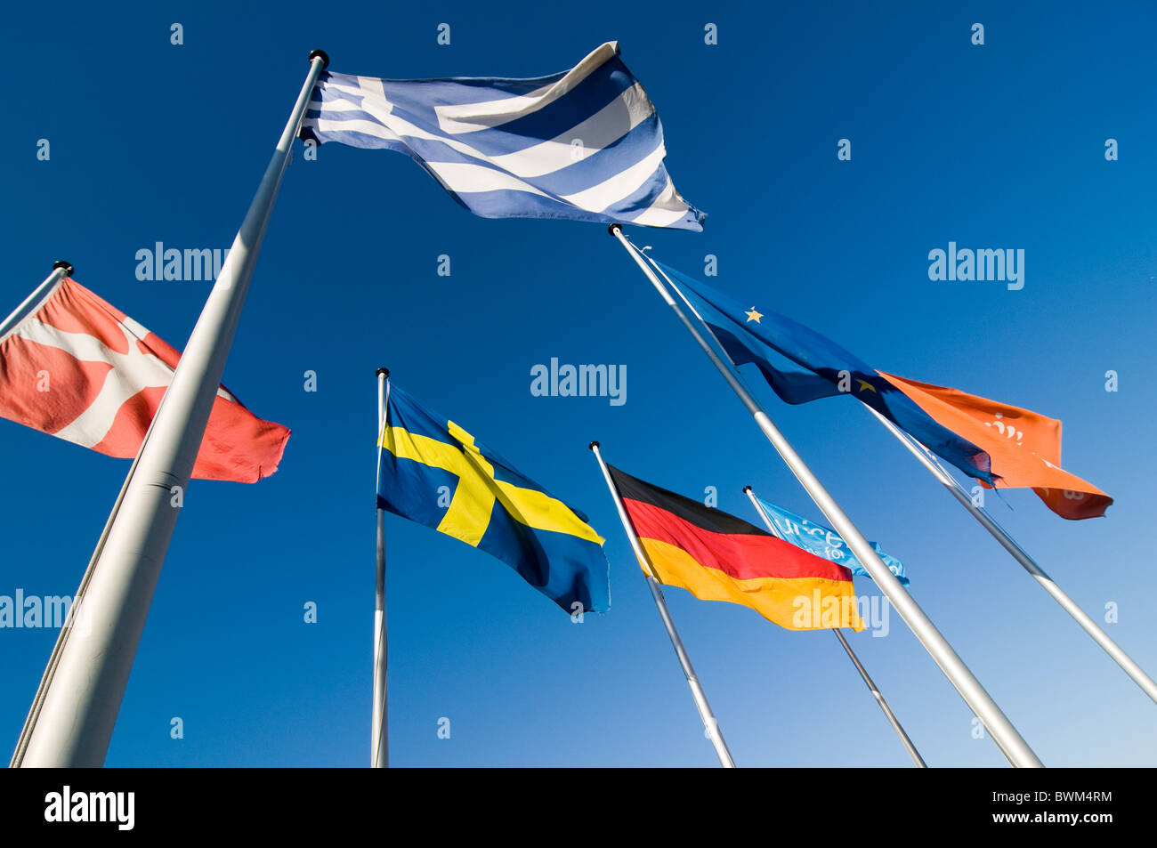 Europäische Flaggen vor einem tiefblauen Himmel fliegen Stockfoto