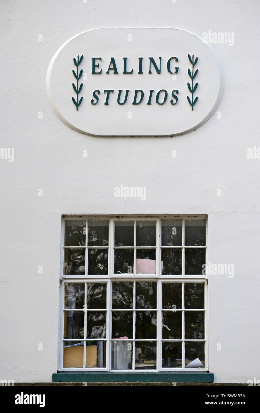 Ealing Studios Logo auf ein Gebäude der Filmstudios in Ealing, West London, england Stockfoto