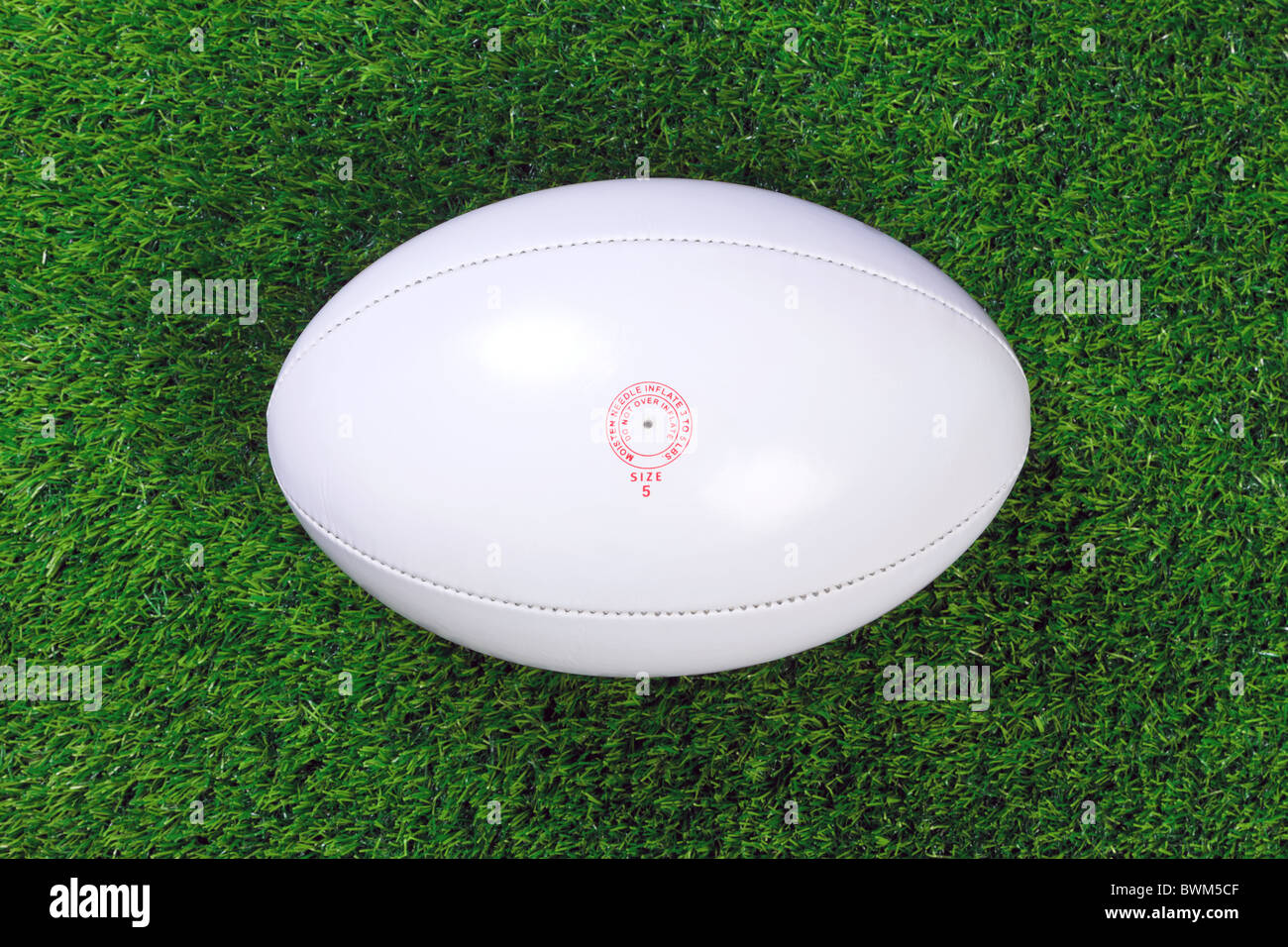 Ein weißes Leder Rugbyball auf Rasen. Stockfoto