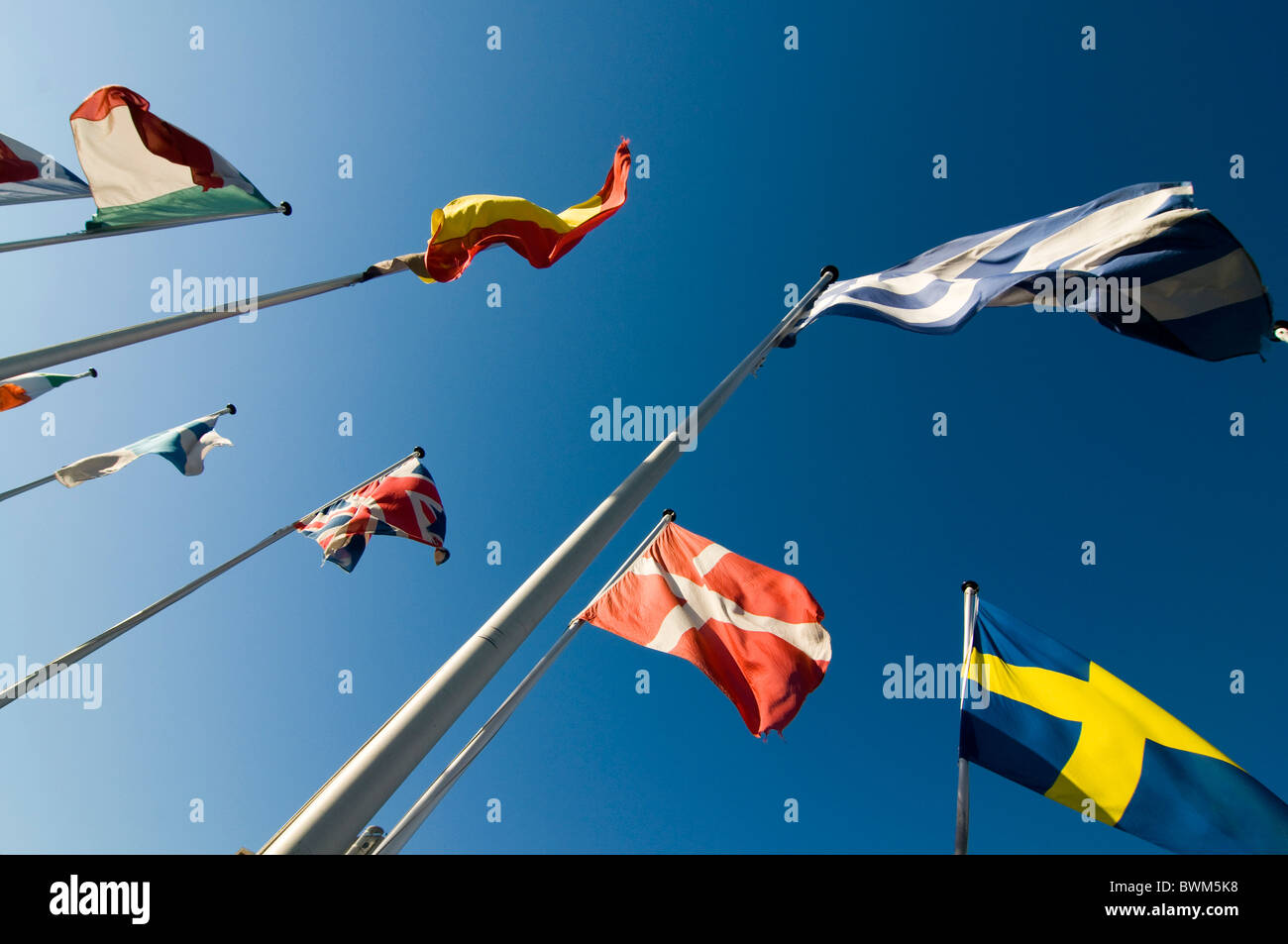 Europäische Flaggen vor einem tiefblauen Himmel fliegen Stockfoto