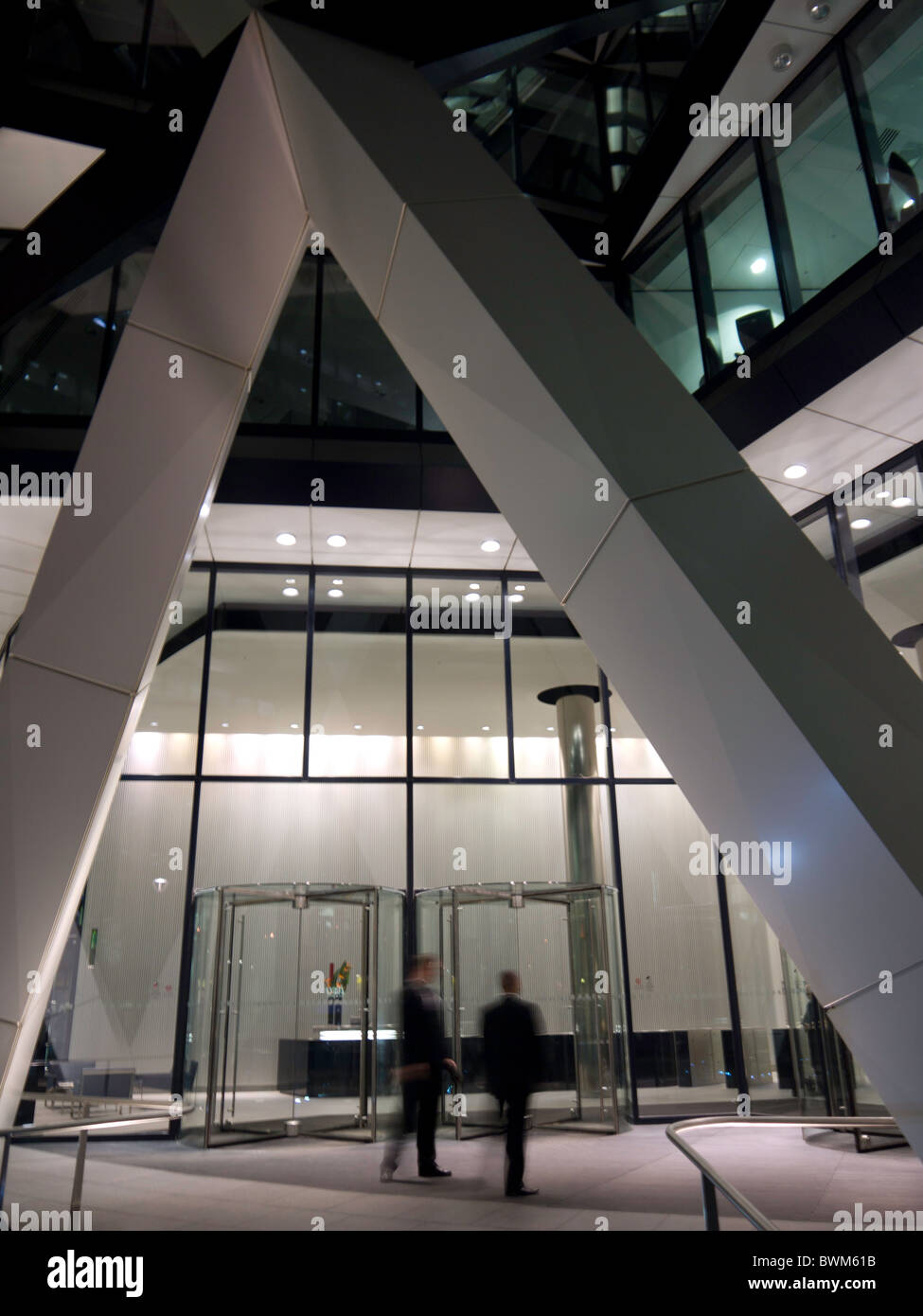 Vor dem Eingang zum Swiss Re Gebäude, 30 St Mary Axe, London Stockfoto