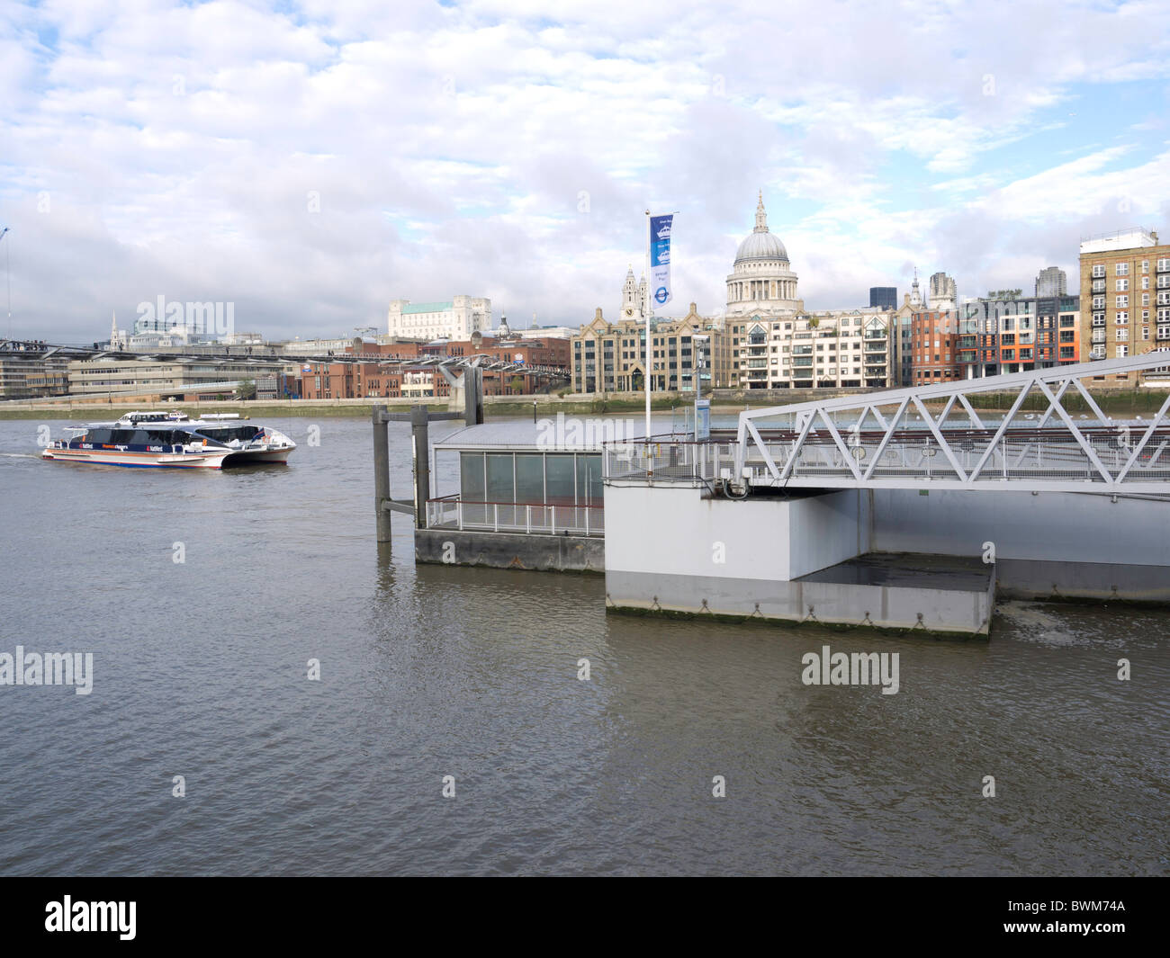 Von Bankside betreibt Pier ein "Hop-on Hop-off" kreisförmigen Kreuzfahrt Stockfoto