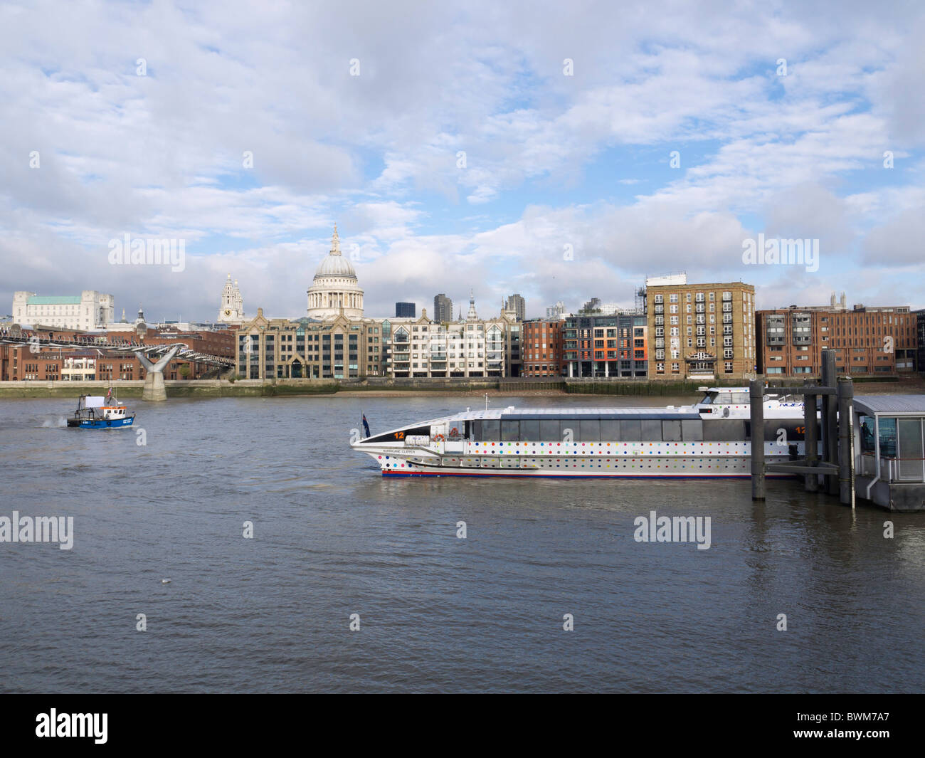 Von Bankside betreibt Pier ein "Hop-on Hop-off" kreisförmigen Kreuzfahrt mit der Themse Riverbus Stockfoto