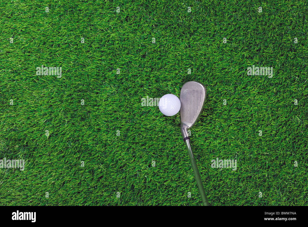 Foto eines Golfclubs Ball und Eisen auf dem Rasen Stockfoto