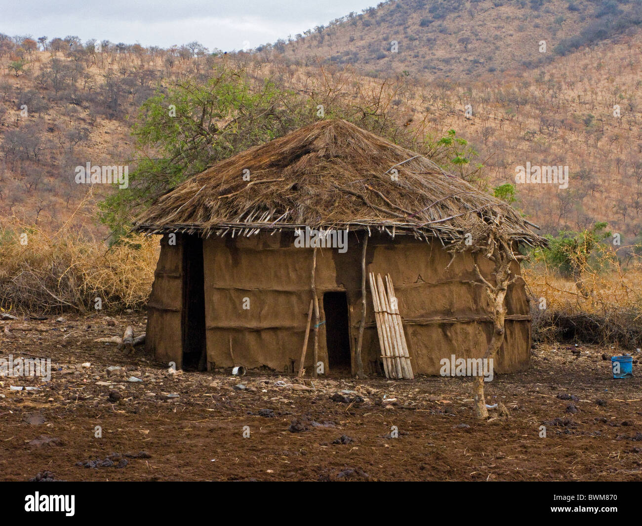 Traditionellen Masai Schlamm und Stroh Hut in Tansania. Stockfoto
