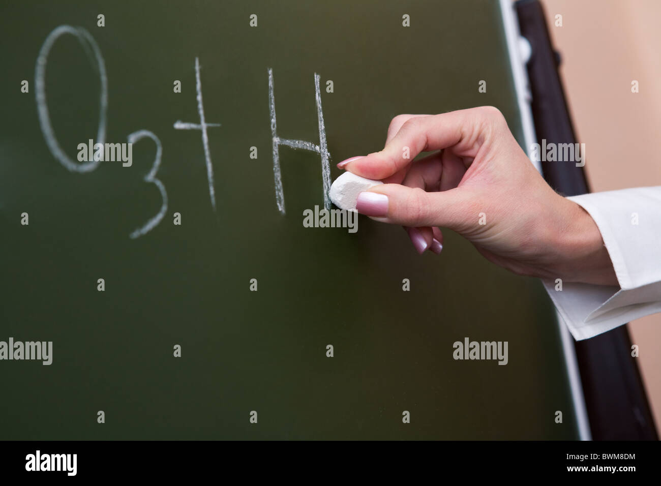 Nahaufnahme des weiblichen Handschrift auf Tafel mit Kreide chemische Formel zu erklären Stockfoto
