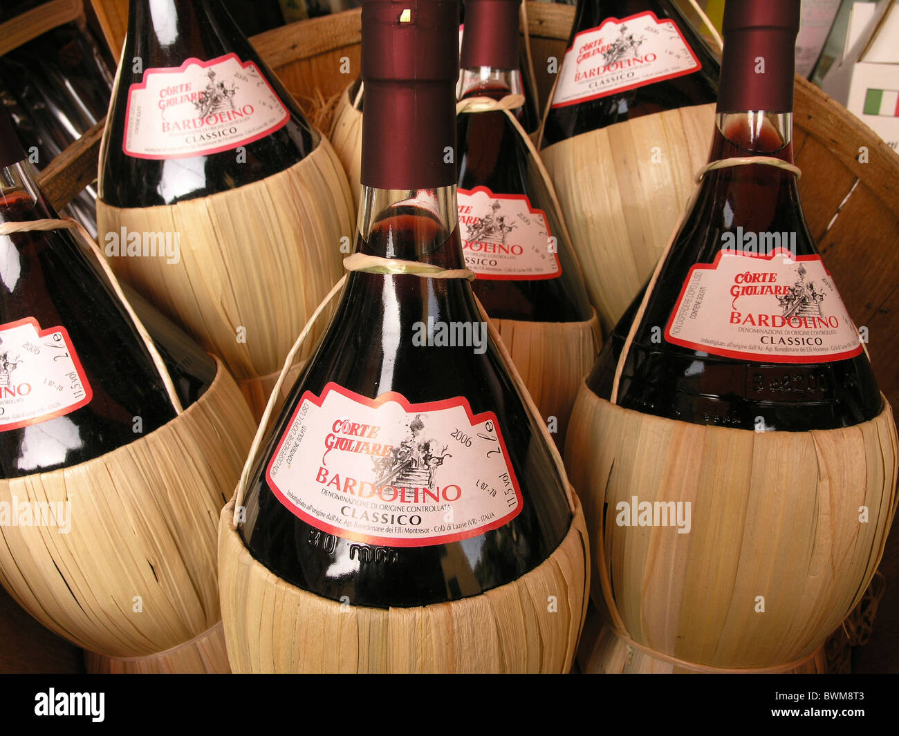 Bardolino Wein rot Wein Italien Europa Flaschen Flasche Merkmal Getränke  trinken kulinarische Norditalien Stockfotografie - Alamy