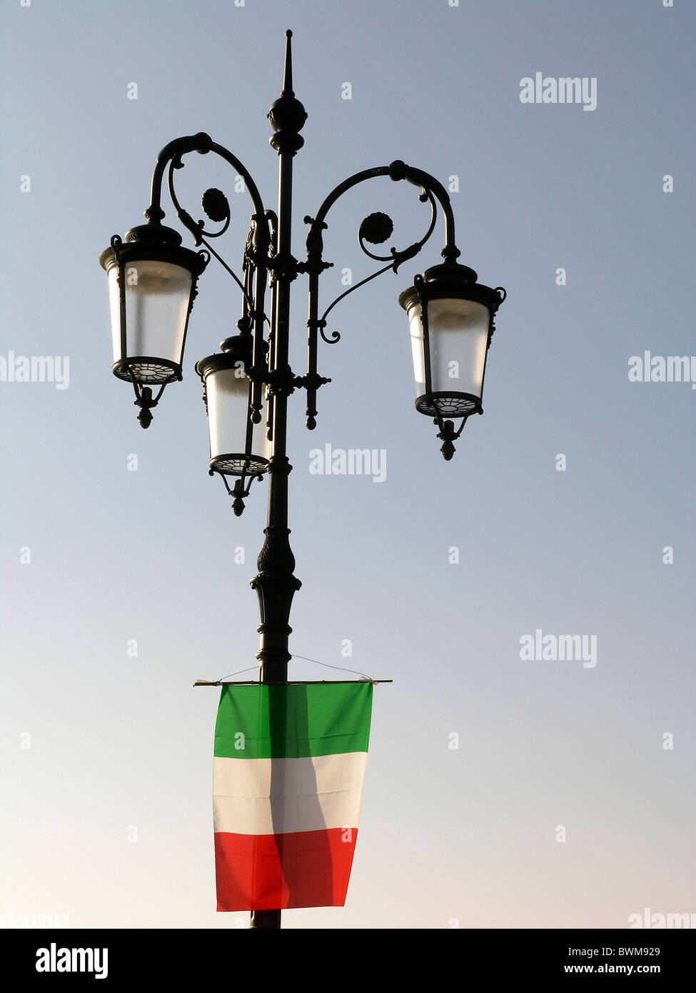 Straße Laterne Flagge Italien Europa Lampe Beleuchtung Himmel Stockfoto