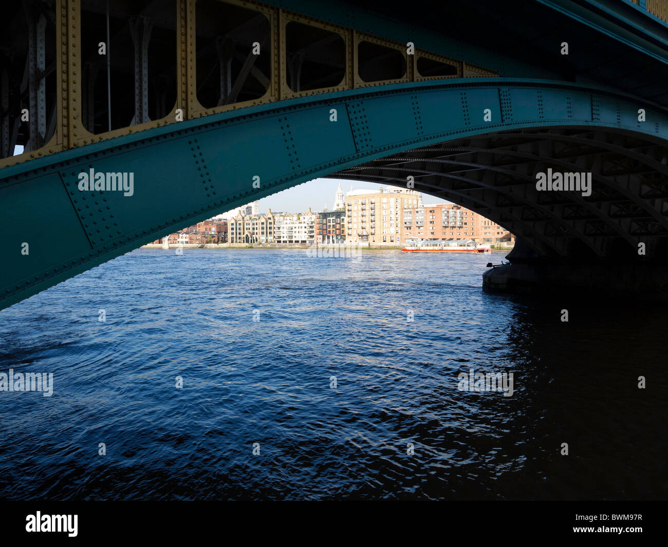 Ein Blick über die Themse von unten Blackfriars bridge Stockfoto