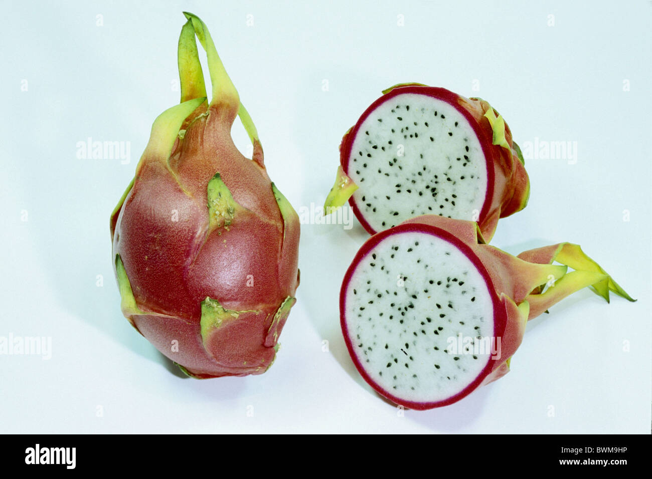 Red Pitaya, Drachenfrucht (Hylocereus Art), ganze und halbierte Frucht, Studio Bild. Stockfoto