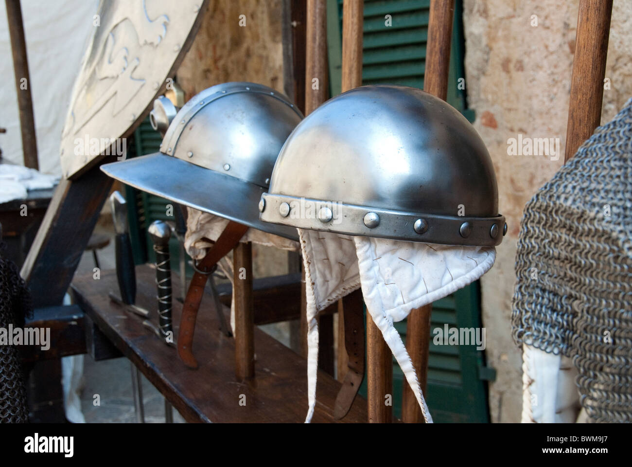 Metall-Rüstung Mittelalterfest, Monteriggioni, Provinz Siena, Toskana Italien Stockfoto