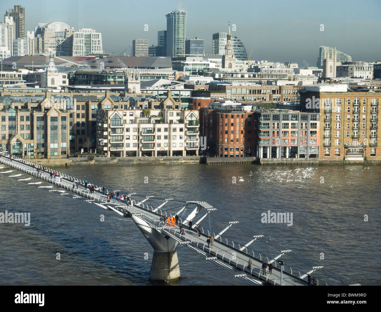 Einen Überblick über die Millennium Bridge über die Themse, die Tate Modern in Southbank, London UK Stockfoto