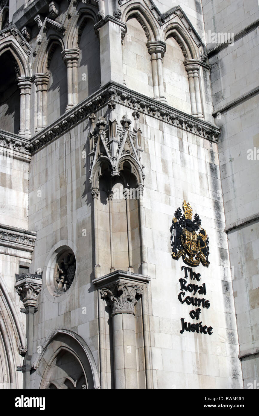 Den königlichen Höfen von Gerechtigkeit, London, England, UK. Entworfen von George Edmund Street und von Königin Victoria, Dezember 1882 eröffnet. Stockfoto