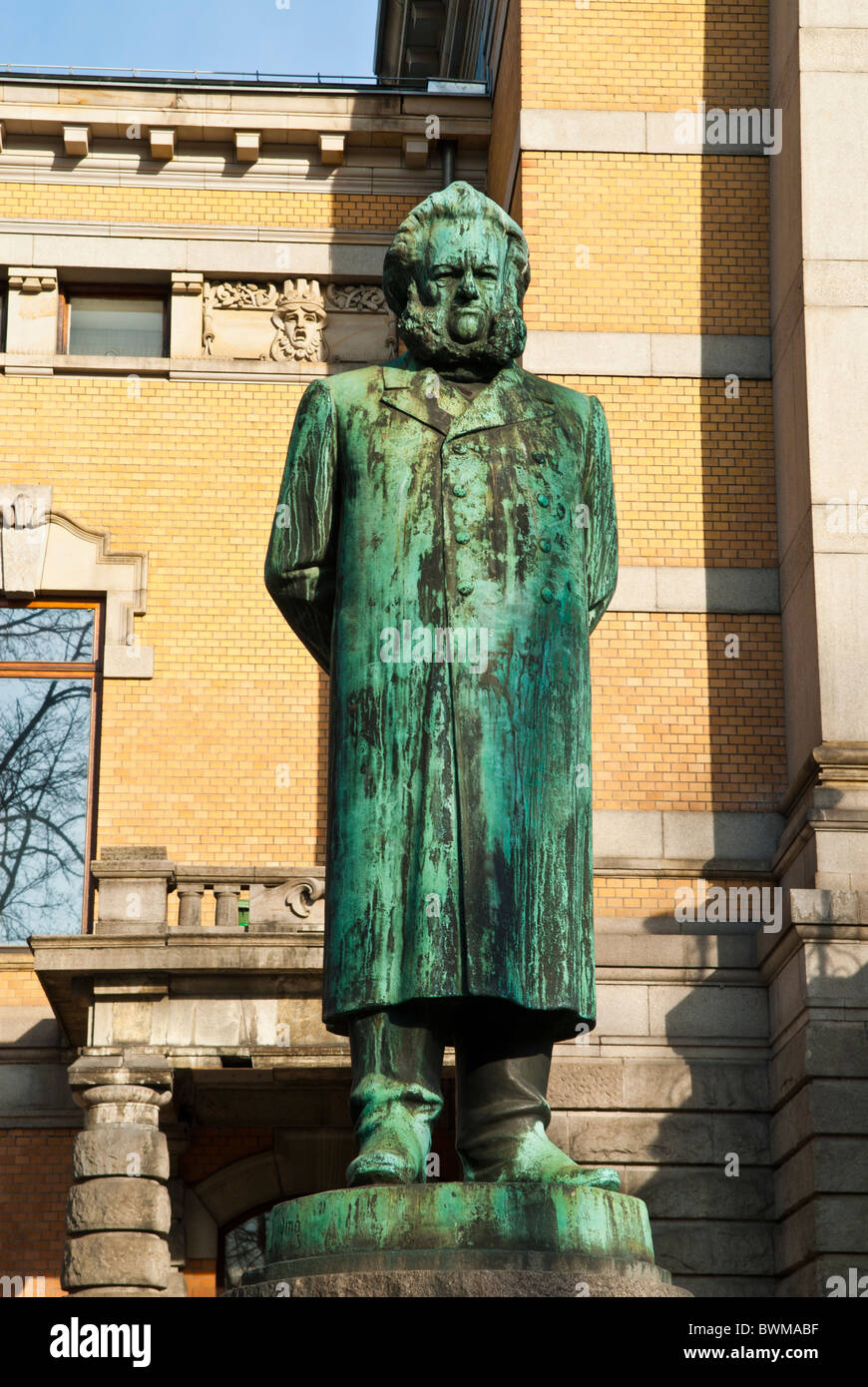 Statue des norwegischen Dramatikers Henrik Ibsen und Dichters außerhalb des National Theaters Gebäude Oslo Norwegen Stockfoto