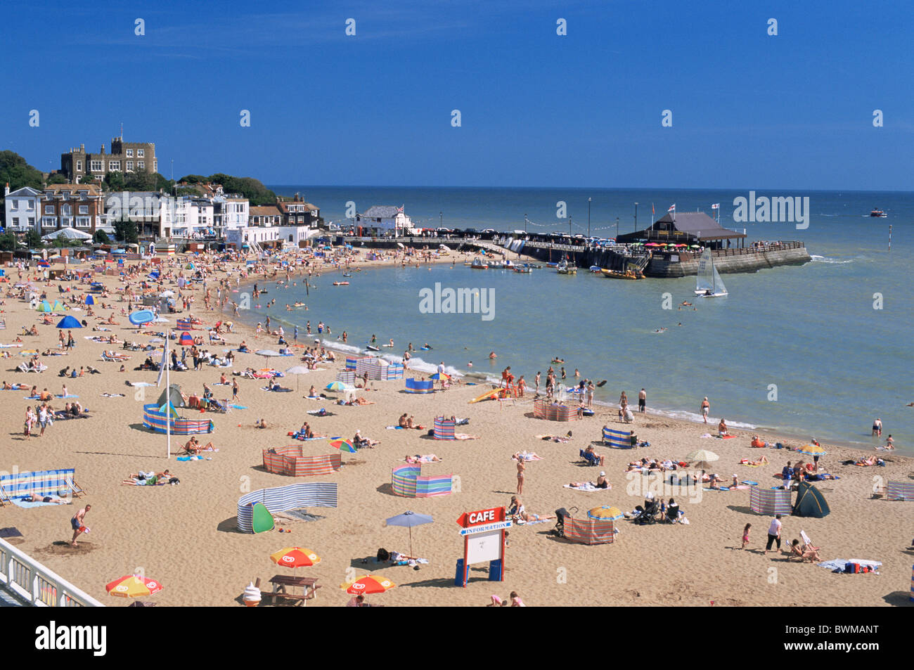 UK England Europa Kent Broadstairs Beach englische Seaside Vereinigtes Königreich Großbritannien Europa Menschen Sommer Stockfoto