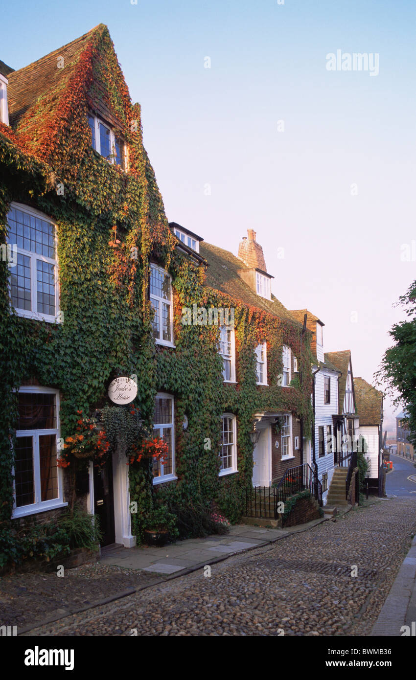 UK England Europa Sussex Roggen Cinque Ports Mermaid Street Straßenszene gepflasterten Straße Kopfsteinpflaster Steinen Kopfsteinpflaster Stockfoto