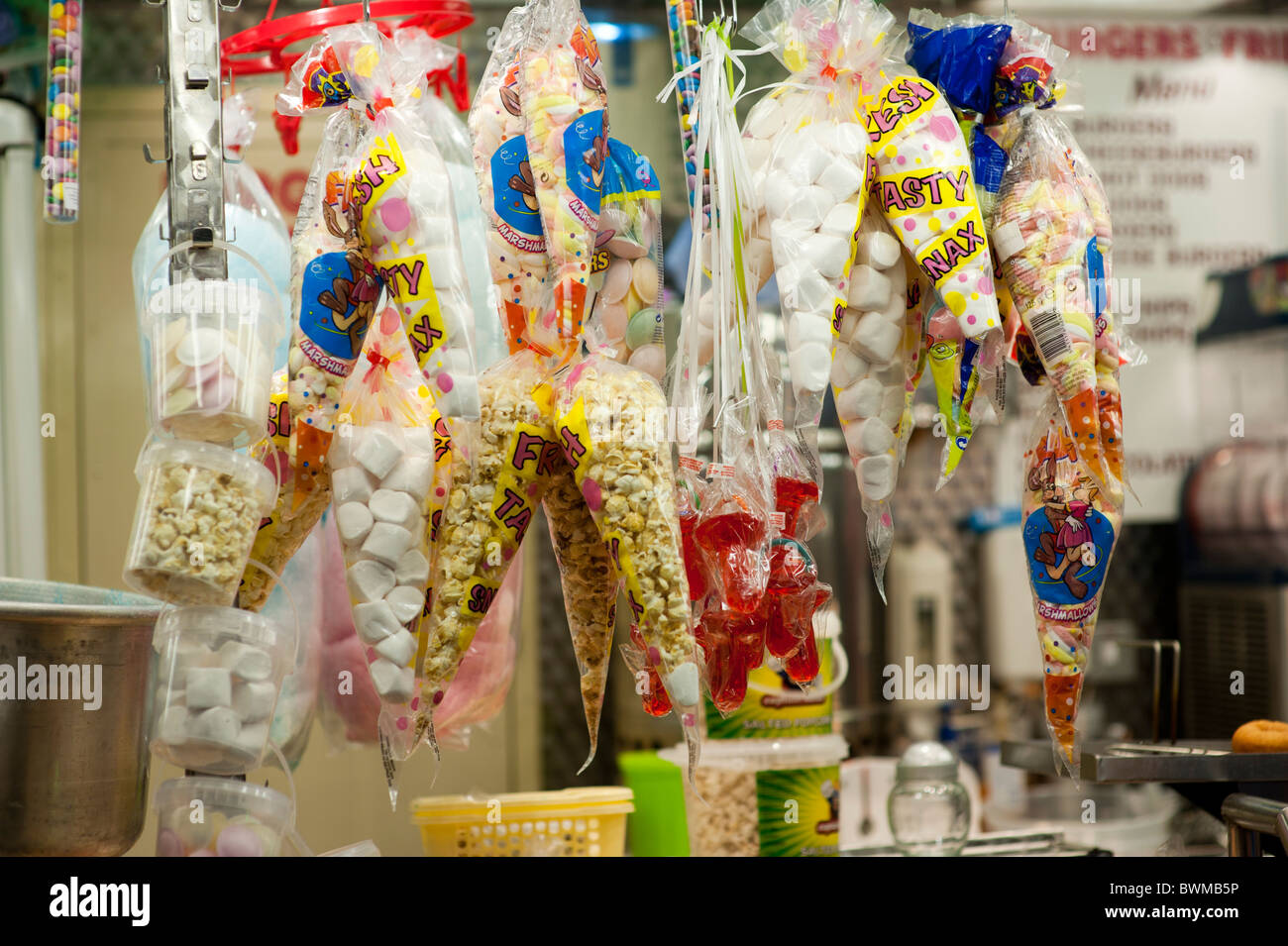 Tüten mit Süßigkeiten Süßigkeiten zum Verkauf an Aberystwyth Fair Wales UK Stockfoto
