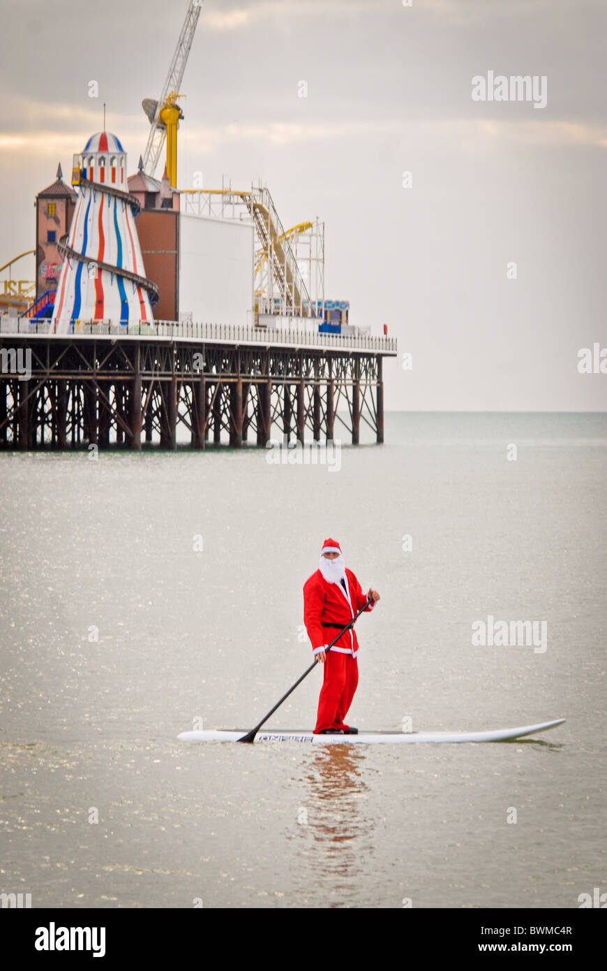 Weihnachten Tag schwimmen, Brighton Beach Stockfoto