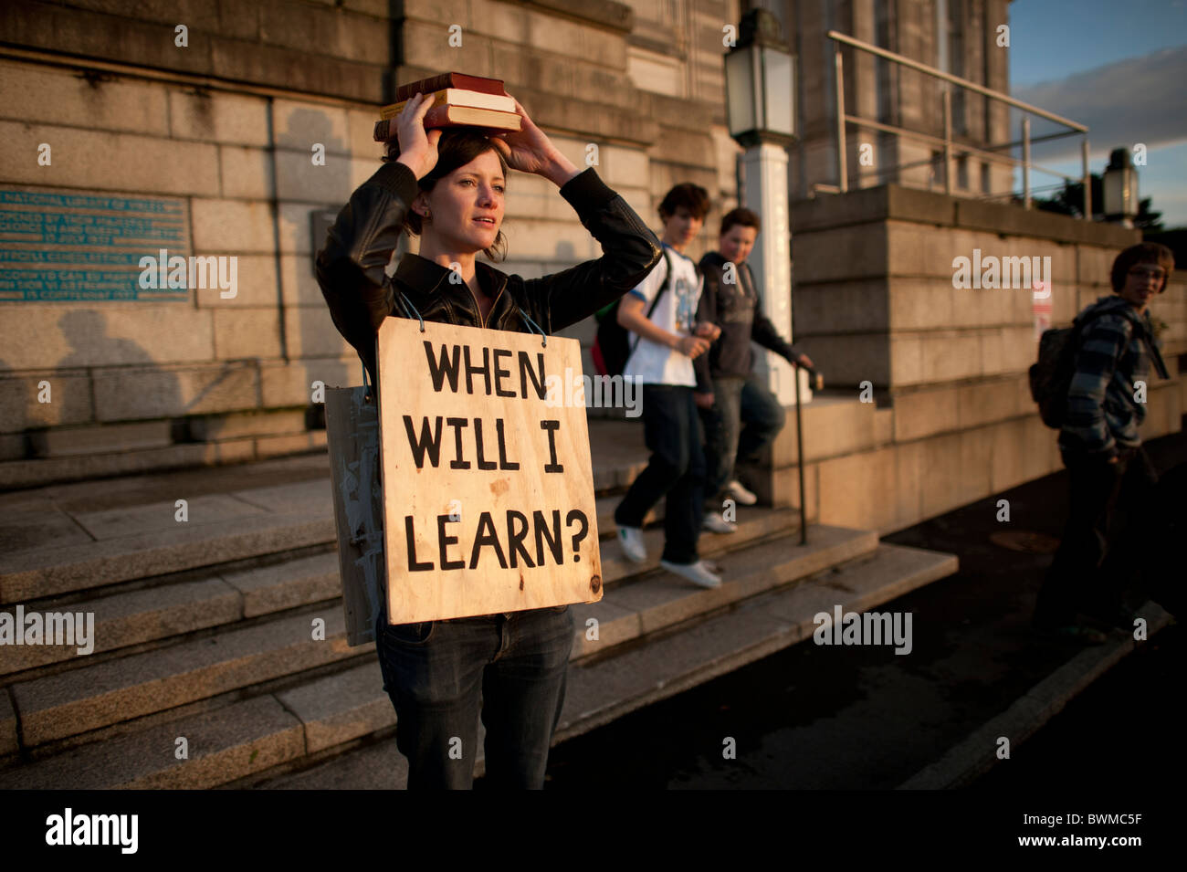 Soozy Roberts Leistung Intervention "Wenn Will ich lernen" / "Pryd Fyddai'n Dysgu' bei der National Library of Wales, UK Stockfoto