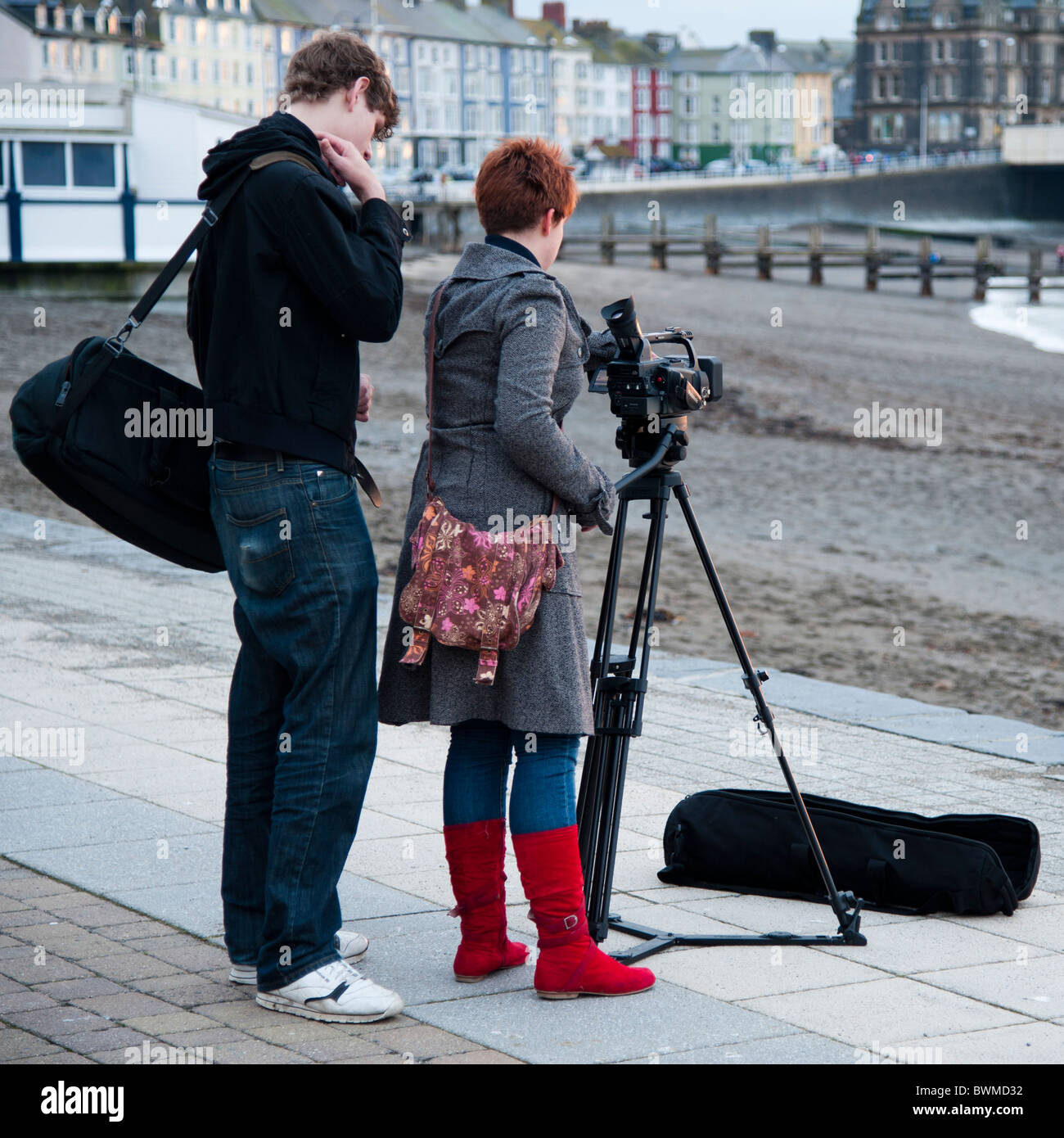 Ein Medium studiert an der Aberystwyth University mit einer Videokamera auf einem Stativ, Wales UK Stockfoto