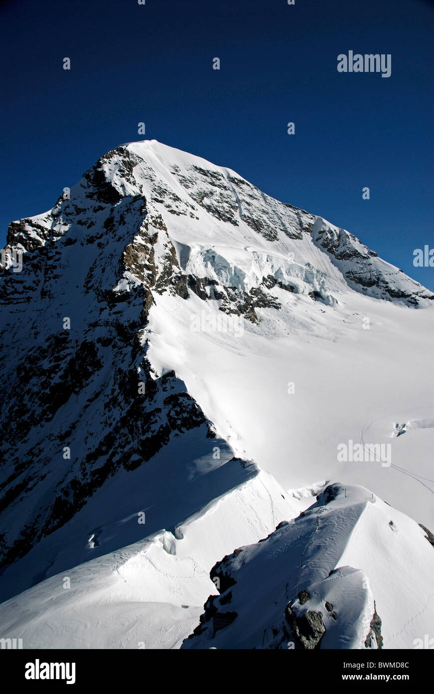 Schweiz Europa Monch Berner Oberland Kanton Bern Bern Alpen Gebirge Gipfel Peak Snow verschneite Landschaft Stockfoto