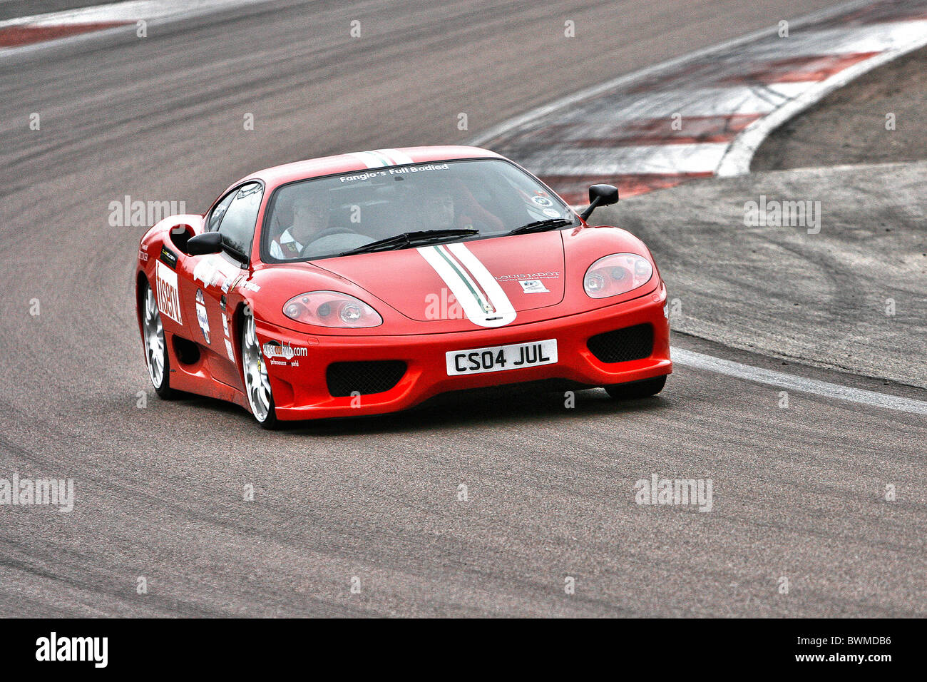Ferrari fahren rund um die Rennstrecke in Dijon-Prenois Stockfoto