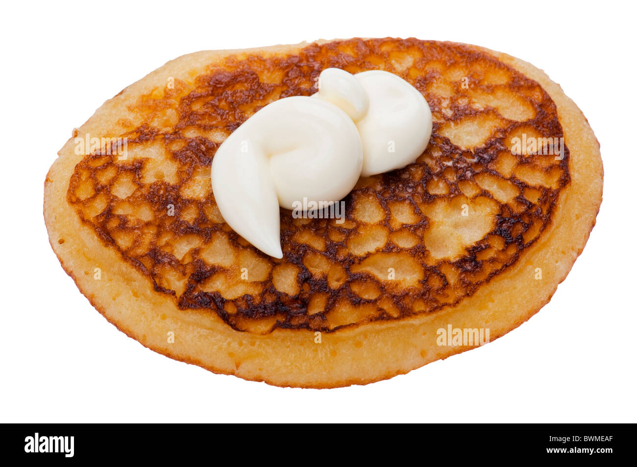 Objekt auf weiß - Nahaufnahme essen Pfannkuchen mit saurer Sahne Stockfoto