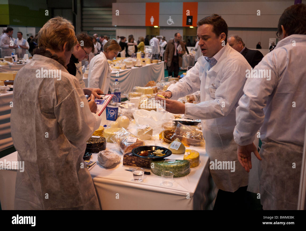 Käsewettbewerb Award Welt bei der BBC Good Food Show 2010. Menschen, die Verkostung von Käse. Stockfoto